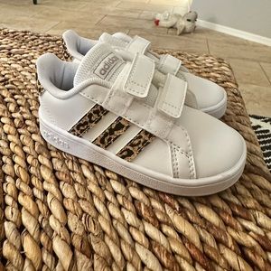 Adidas 7T sneakers never worn